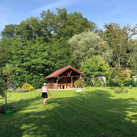 Tiny Am Bach בית נופש *
